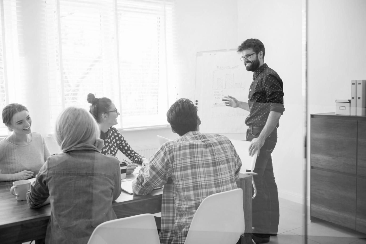 Estudiantes analizando gráficos económicos y tendencias de inflación